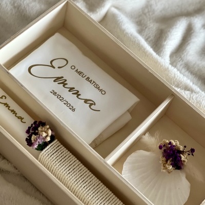 Caixa bege com vela, toalha personalizada de batismo e concha decorativa com flores