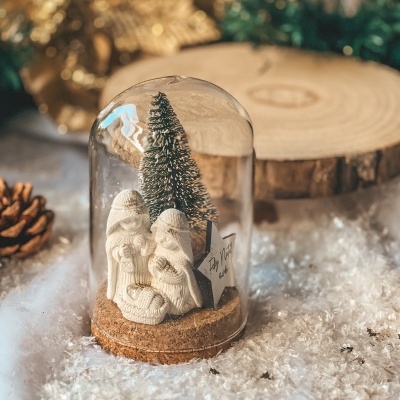 Globo de vidro decorativo natalício com presépio e árvore de Natal