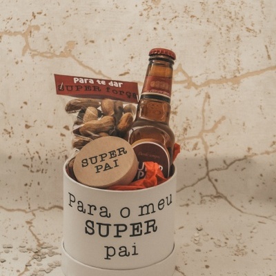 Conjunto presente para pai com cerveja, amendoins e recipiente branco com texto