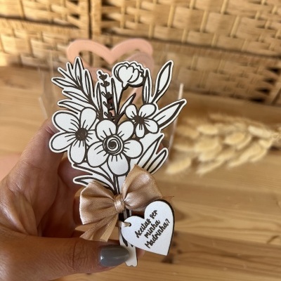 Cartão decorativo com flores a preto e branco, laço bege e etiqueta com texto em português