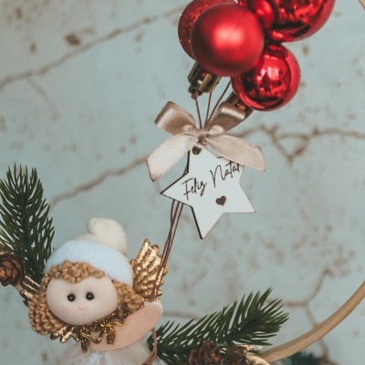 Enfeite de Natal com anjo tecido, folhas douradas, bolas vermelhas e estrela com mensagem