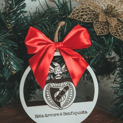 Enfeite natalício redondo em madeira branca com laço vermelho e brasão Benfiquista