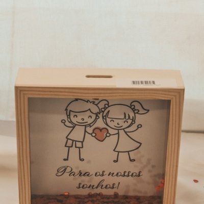 Cofre de madeira com desenho de crianças e texto em português