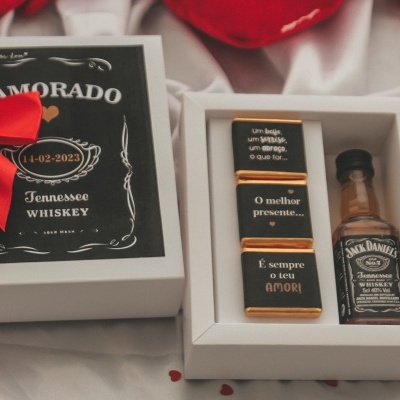 Caixa de presente com garrafa pequena de Jack Daniel's e barras de chocolate com texto