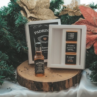 Presente de Natal com mini garrafa de uísque, chocolate com mensagem e decoração natalícia