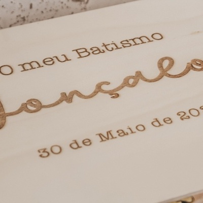 Caixa de madeira com gravação a laser para batismo