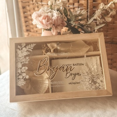 Caixa de madeira para batismo com decoração floral e texto Bryan