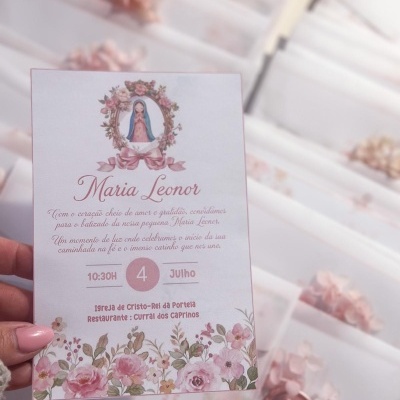 Convite para batizado de Maria Leonor com design floral rosa e imagem de Nossa Senhora.