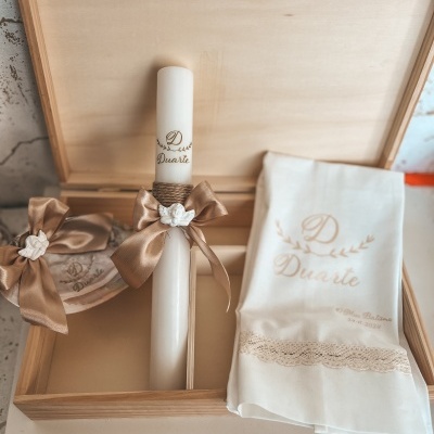 Conjunto de batismo com vela, toalha e almofada numa caixa de madeira