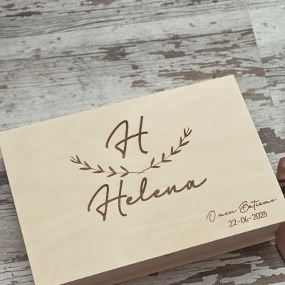 Caixa de madeira clara personalizada para batismo sobre superfície de madeira rústica