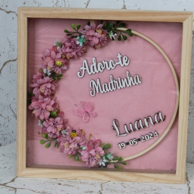 Quadro decorativo com flores e texto para madrinha em moldura de madeira
