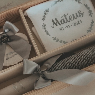 Kit de vela, saco de tecido e toalha bordada em caixa de madeira