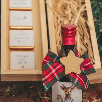 Frasco decorado com laço xadrez e caixa de chocolates com mensagens de Natal