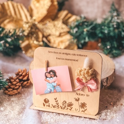 Porta-fotos em madeira com clipe e flor seca decorativa