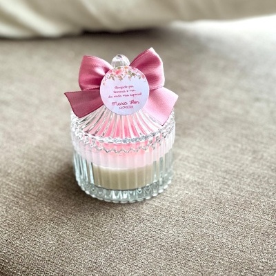 Vela em vidro com laço rosa e etiqueta personalizada