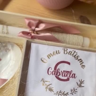 Caixa de batismo personalizada com velas, lenço e prato decorados