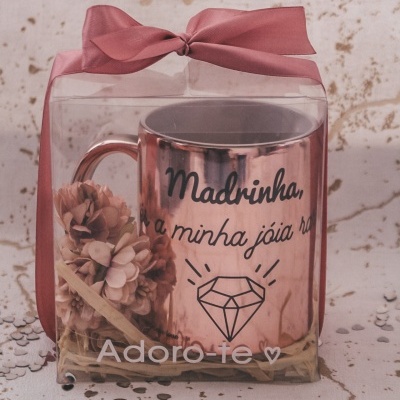 Caneca de metal cor de cobre com texto e embalagem decorada com fita e flores