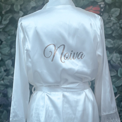 Robe branco de cetim com renda nas mangas e texto Noiva nas costas