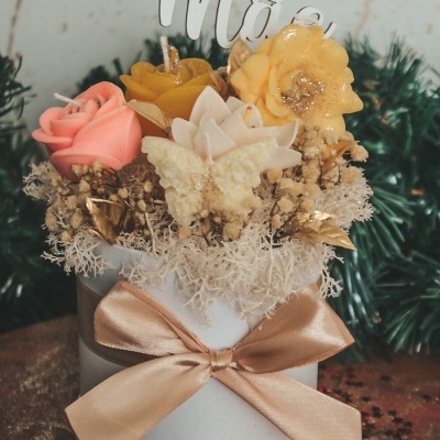 Arranjo floral decorativo em caixa branca com flores e laço dourado