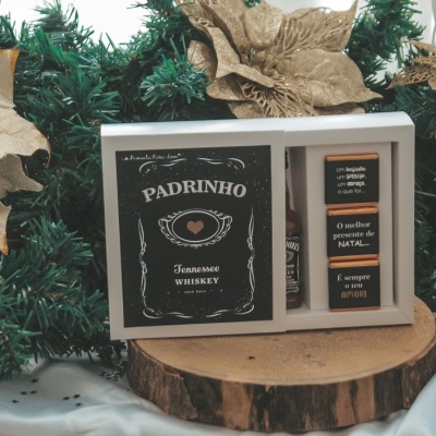 Caixa de presente com chocolates e etiqueta preta com texto Padrinho Tennesse Whisky