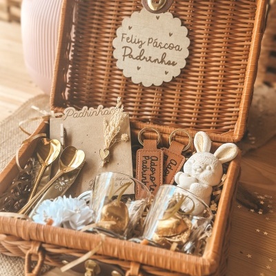 Cesto de Páscoa com vários itens decorativos e presentes