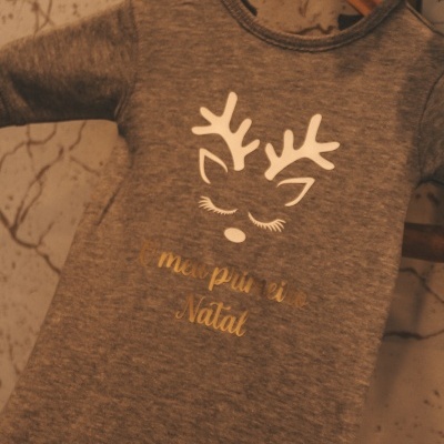 Macacão cinzento para bebé com estampa de rena e texto 'meu primeiro Natal'