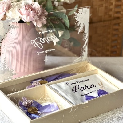 Caixa com tampa transparente, texto personalizado e flores decorativas.