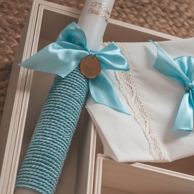 Vela de batismo branca com corda azul e laço em caixa de madeira