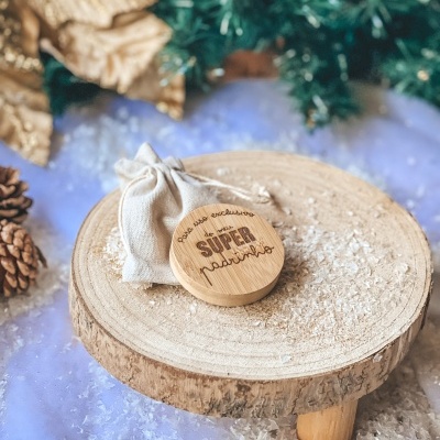 Base de madeira com bolsa e disco gravado numa mesa decorativa de Natal
