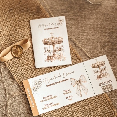 Cartão de batizado com desenho de carrossel em cima de tecido de juta