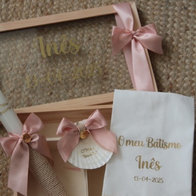 Conjunto de batismo em madeira, pano branco bordado e vela com fitas cor de rosa