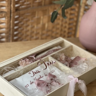 Caixa de presente de madeira com tecido branco e rosa e texto Iris 07 de Junho de 2020