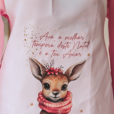 Avental branco com estampa de veado jovem e texto em vermelho