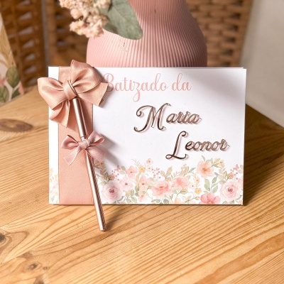 Cartão decorativo para batizado da Maria Leonor com caneta e flores em vaso rosa