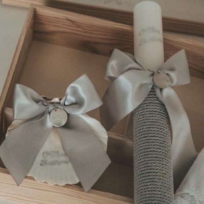 Conjunto com vela decorada e sabonete artesanal com fitas cinza numa caixa de madeira