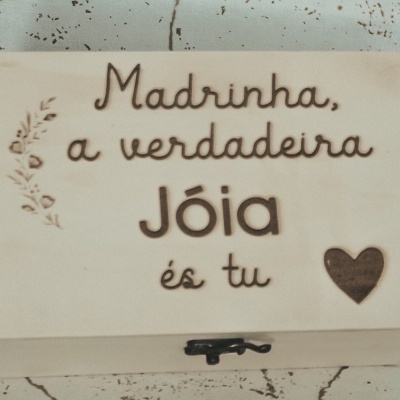 Caixa de madeira com texto gravado para madrinha