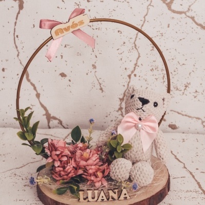 Decoração com ursinho de croché e flores em base de madeira com anel metálico
