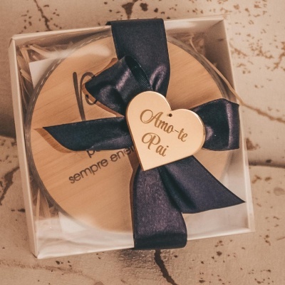 Caixa de presente com fita preta e etiqueta em forma de coração com texto Amo-te Pai