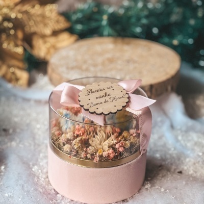 Caixa redonda rosa com flores secas e etiqueta de madeira com texto para dama de honra