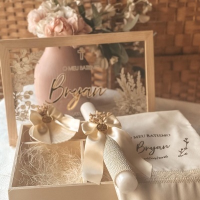 Conjunto de batismo com vela decorada, concha, toalha bordada e quadro em caixa de madeira