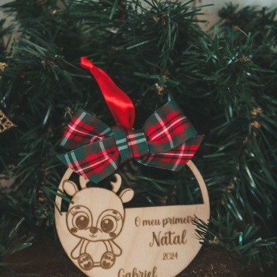 Enfeite de Natal em madeira com laço xadrez vermelho e verde e desenho de cervo