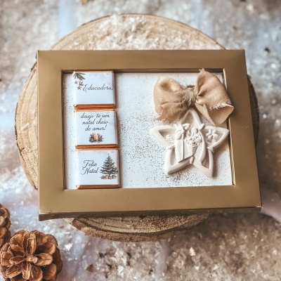 Caixa dourada com chocolates natalícios e estrela decorativa com laço