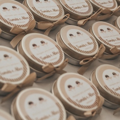 Latas redondas com rótulos personalizados de Tamires & Nara alinhadas