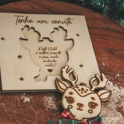 Convite de madeira em forma de rena com mensagem de Natal e boneca de rena com laço xadrez