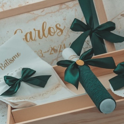 Conjunto de batismo com conjunto de pano, vela e toalhete com laços verdes em caixa de madeira