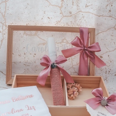 Conjunto de caixa de madeira com vela e toalhas decoradas com laços cor-de-rosa