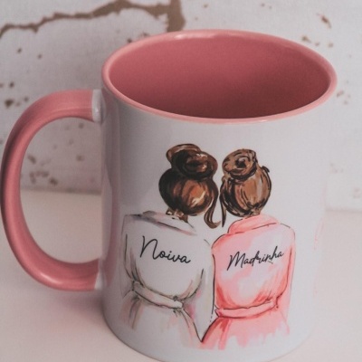 Caneca cerâmica decorada com ilustração e textos Noiva e Madrinha