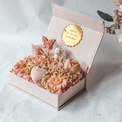 Caixa decorativa com flores secas, urso e coração, placa dourada com o texto aceitas ser minha madrinha?