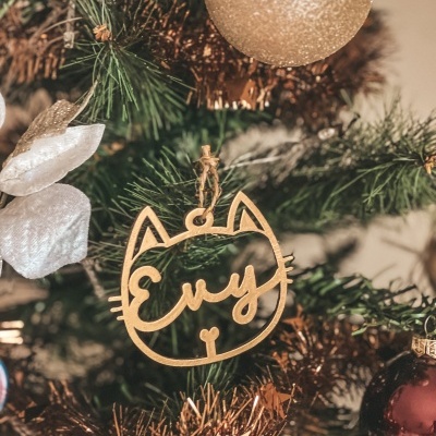 Enfeite de Natal em forma de gato amarelo dourado com a palavra 'Euy'