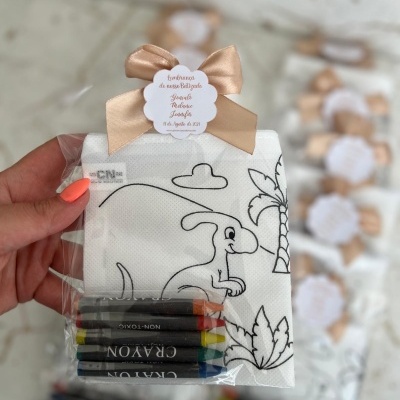 Pacote com pano para colorir com desenho de dinossauro, lápis de cera e laço rosa claro